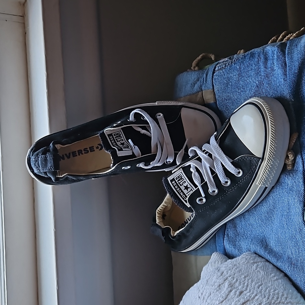 Womens size 8 Converse black shoes